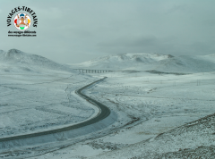 Il a neigé durant la nuit... On aperçoit le ruban de la Qinghai Tibet Highway