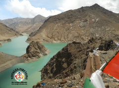 Nous le trouvons beau, mais ce n'est pas un lac naturel, un barrage l'a créé, aussi il n'a de valeur aux yeux des Tibétains