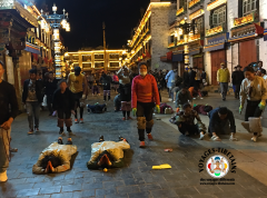 Prosternations sur le Barkor à Lhasa, jusque tard dans la soirée...