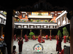 Heure de débat au Jokhang à Lhasa