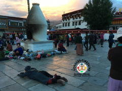 Le jour se couche, les Tibétains se rassemblent sur le Barkhor et entament une soirée de prosternations...