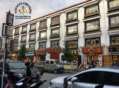 Une des rues principales du centre de Lhasa
