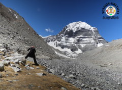 L'oie tibétaine qui boit de l'eau.. premier mouvement du Lu Jong... ici réalisé à 5200 m d'altitude au pied du mont Kailash...