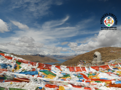 Vue sur le lac Yamdrok, l'un des 3 lacs les plus sacrés du Tibet, depuis le col