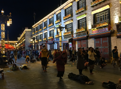 Les pélerins se rassemblent tous les soirs pour effectuer les prosternations autour du Jokhang à Lhasa