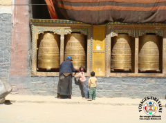 Grand-mère et petits-enfants sur la Kora autour du monastère de Sakya