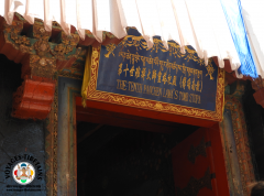 Entrée vers la chapelle abritant le Stupa du 10ème Panchen Lama
