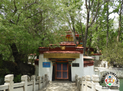 Le temple du Lukhang, à Lhasa, édifié par  le 6ème Dalaï Lama, exhaussant ainsi la promesse faite par le 5ème Dalaï Lama aux Nagas (Lu)