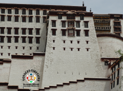 Gros plan sur la façade du Potala à Lhasa